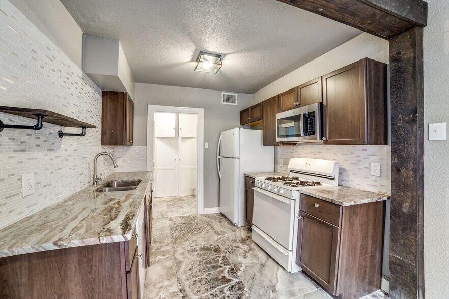Kitchen - 135 E Ridgewood Ct