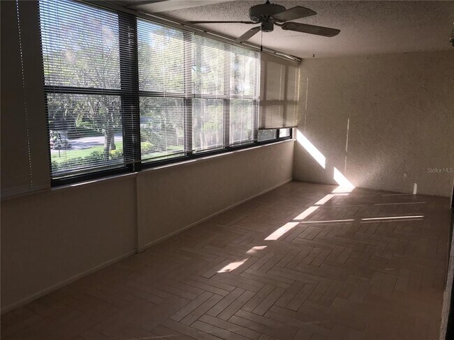 Building Photo - 452 Palm Tree Dr