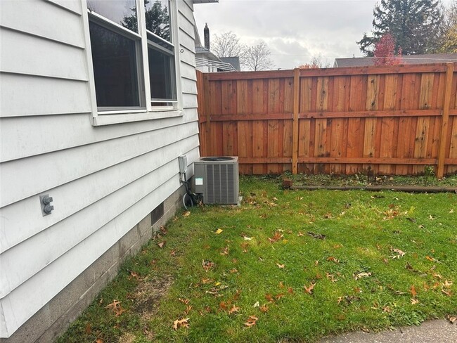 Building Photo - 1028 W 29th St