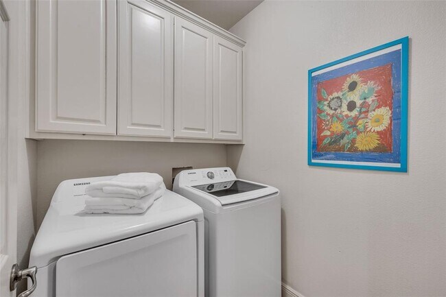 Building Photo - 5511 Oakwood Cove