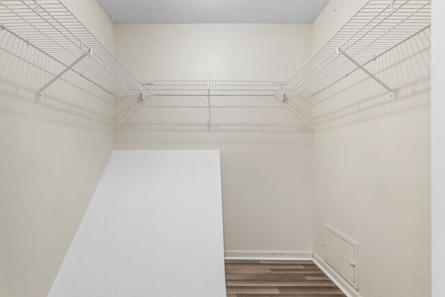 Building Photo - Beautiful Condo in Sango