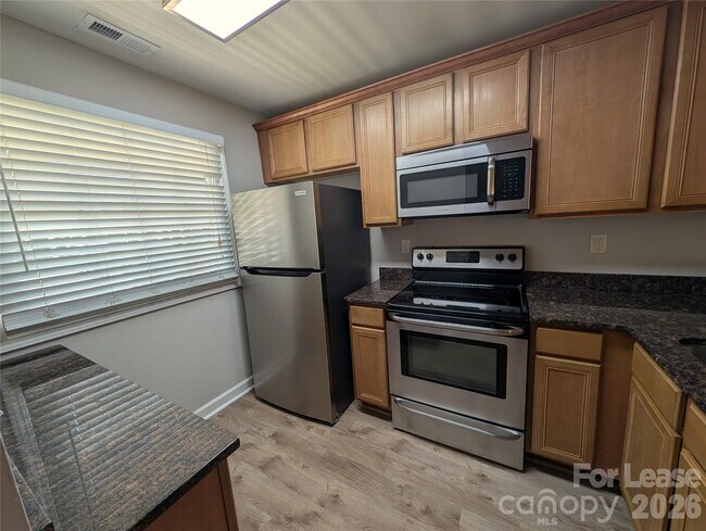 Building Photo - 1215 Green Oaks Ln