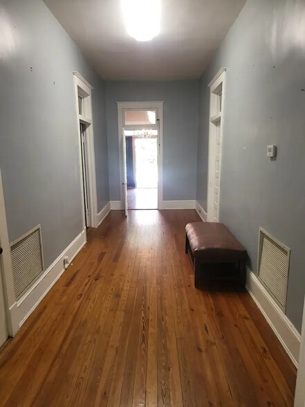 Building Photo - 200 Clisby Plz