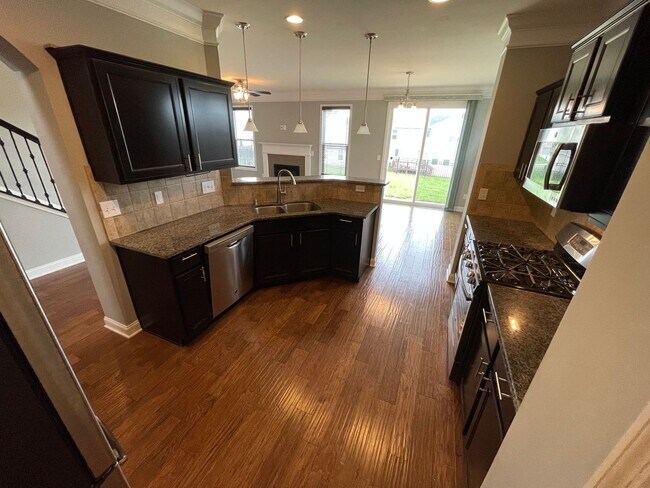 Building Photo - Large Home East Jefferson For Rent