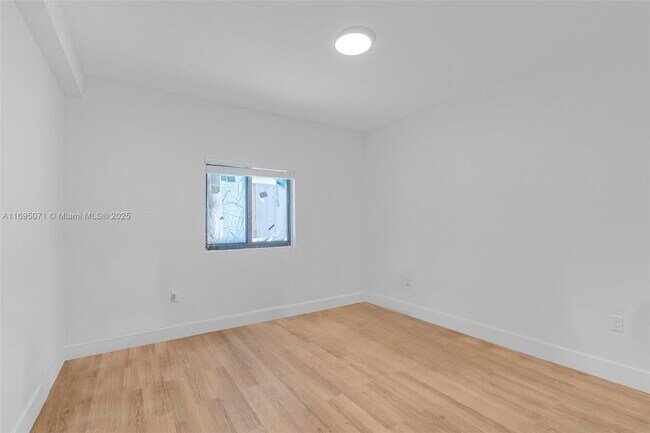 Building Photo - 16955 SW 100th Ave