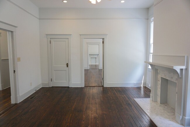 Building Photo - 4 BED | 2 BATH | DOWNSTAIRS APARTMENT IN T...