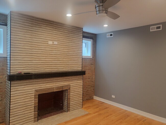 Building Photo - 6208 S Rhodes Ave