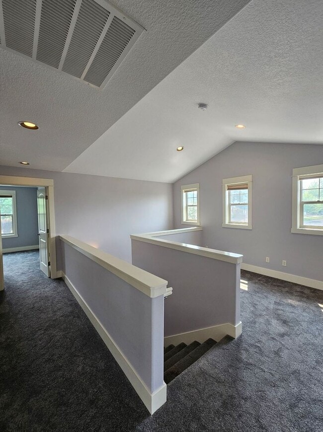 Building Photo - 1082 SE Yarrow Ave