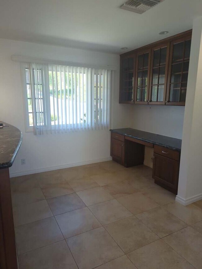 Building Photo - Gorgeous 3 bed 2.5 bath home with stunning Ocean Views and lots of natural light, in the highly s...