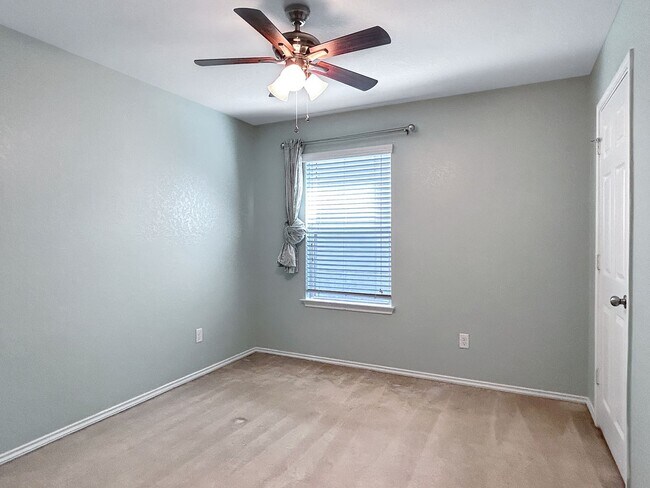 Building Photo - Far West Side 3BR Home with Study, Island Kitchen & Covered Patio