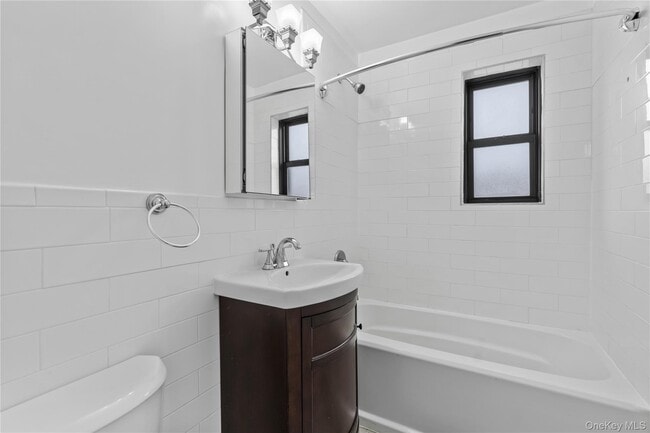 Building Photo - 33 William St