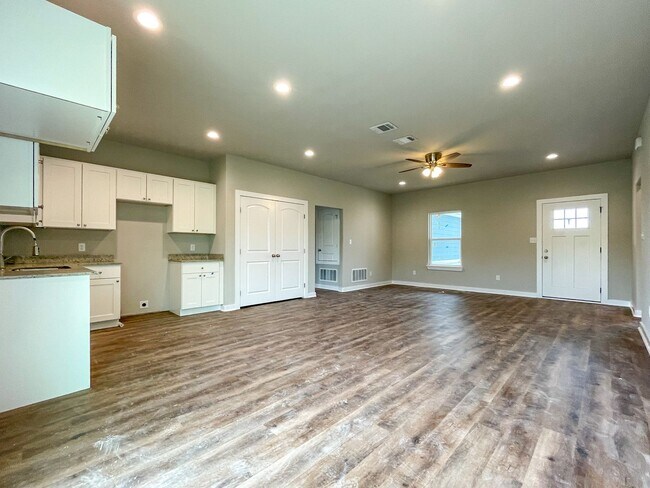 Building Photo - 3620 Skylane Ave