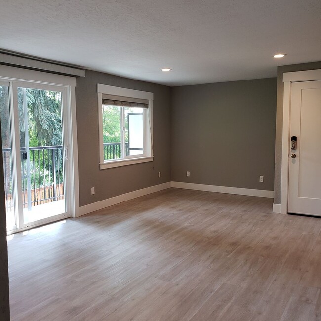 Building Photo - Spacious 2BR 1BA Recently Renovated Condo ...