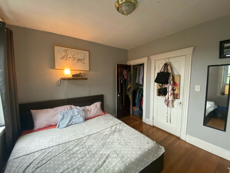 Building Photo - 378 Riverway