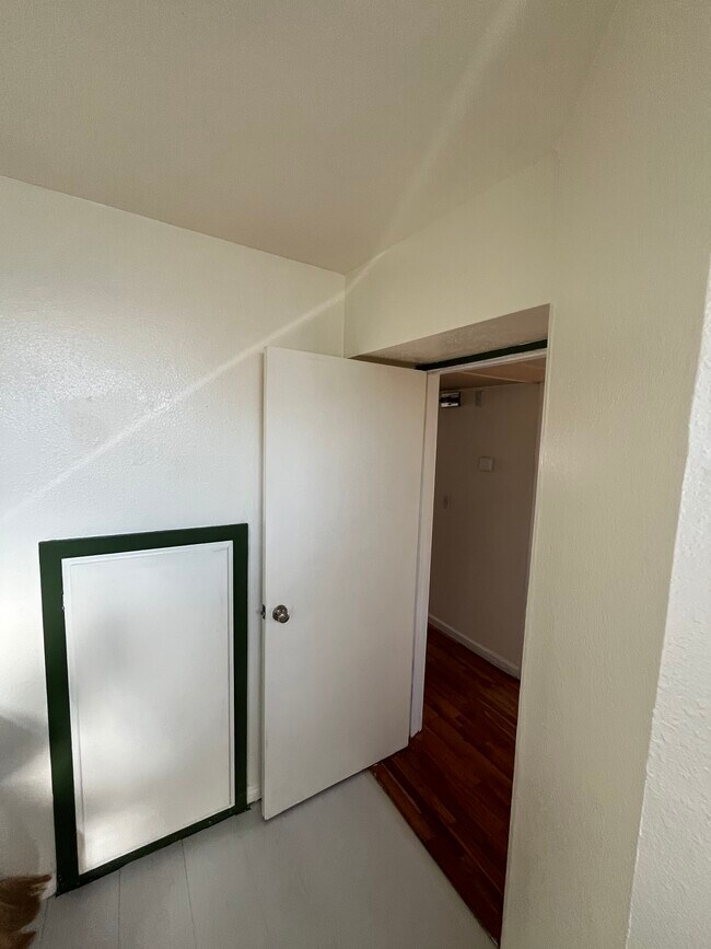 Building Photo - 15946 Vanowen St