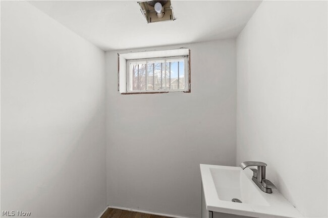 Building Photo - 867 East Blvd