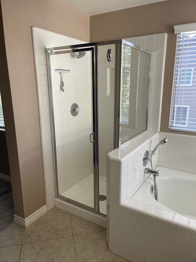 Building Photo - Spacious 4 Bedroom Townhouse Style Condo i...