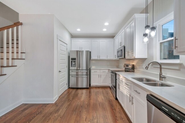 Building Photo - Modern Living in Downtown Nashville!