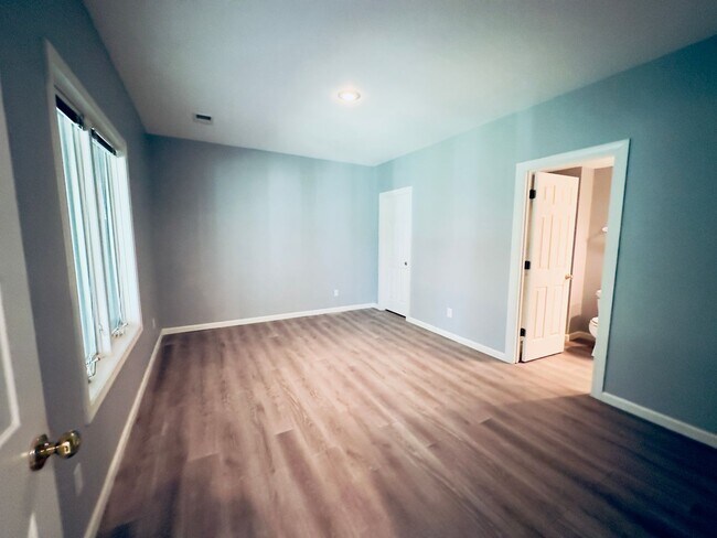 Building Photo - {6411} Enchanted Lake Estates + Updated Kitchen, Fresh Paint Throughout +  Main Floor Primary Bed...