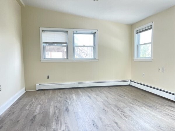 Building Photo - 158 Bridge St