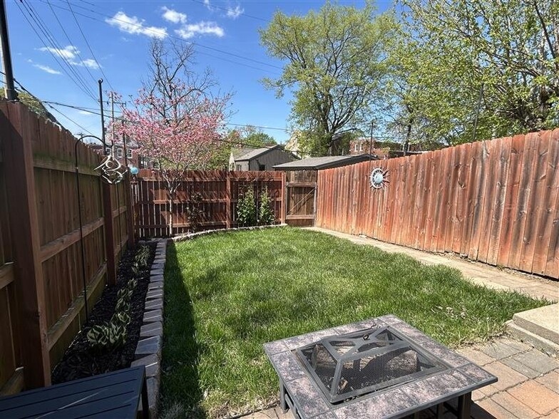 Building Photo - 3345 Salena St