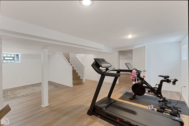 Building Photo - 4550 W Thorndale Ave