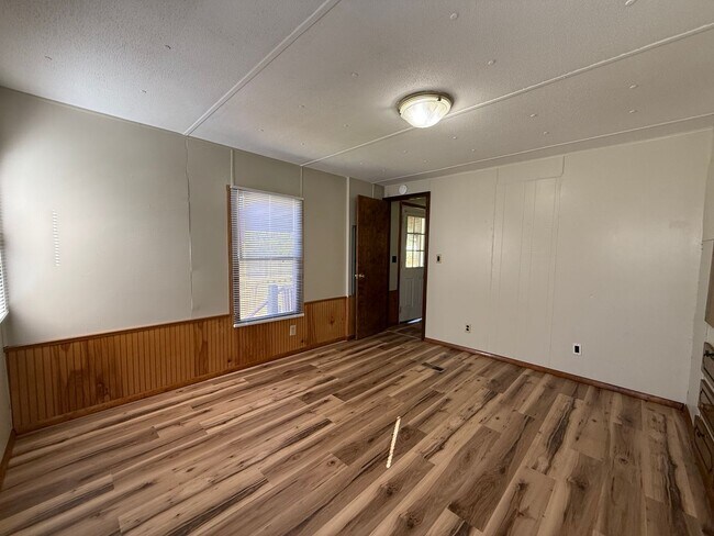 Building Photo - 2 Bedroom 1 Bath Mobile Home in Greeneville, TN