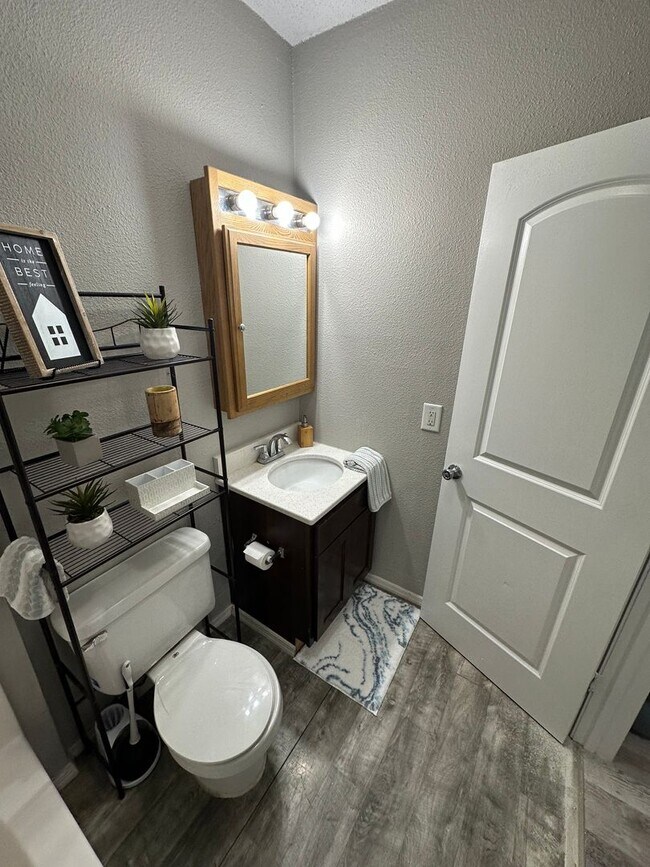 Building Photo - 2 bed, 2 bath home for rent in Waterloo, available IMMEDIATELY