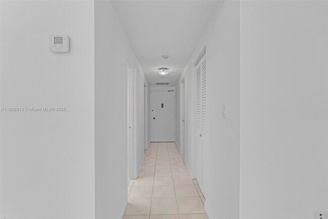 Building Photo - 905 Brickell Bay Dr