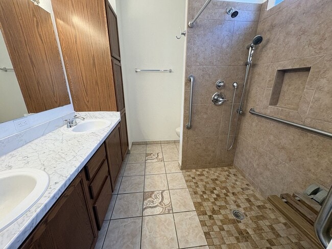 Building Photo - Rita Ranch Vail School District Single story home