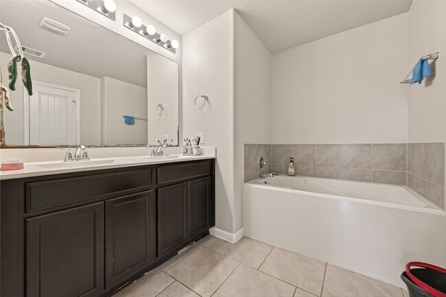 Building Photo - 18306 Pelham Holw Trl