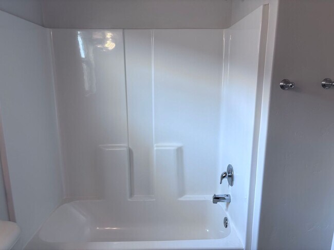 Building Photo - 3 bed / 2.5 bath / 2-car with washer/dryer/fridge 2019 built END UNIT!