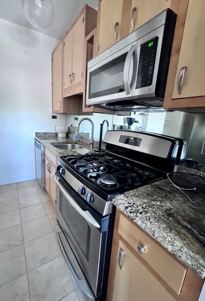 Kitchen - 2000 N Lincoln Park W