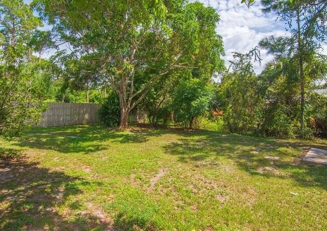 Building Photo - 2/2 w/ office & Flex Space Lakewood Park Home!