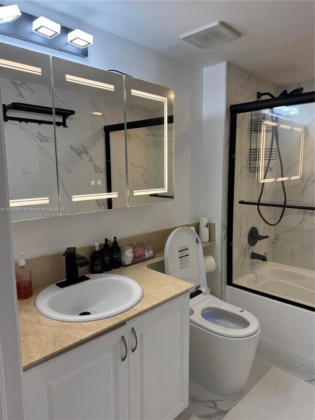Building Photo - 1155 Brickell Bay Dr