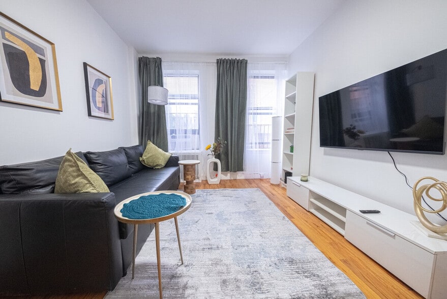 Building Photo - 305 E 95th St