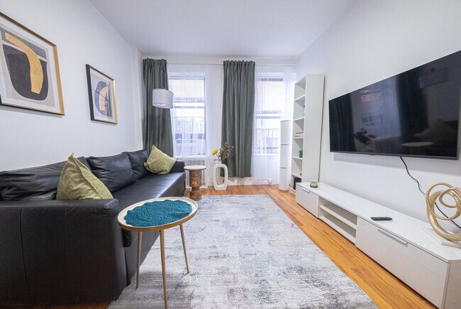 Building Photo - 305 E 95th St