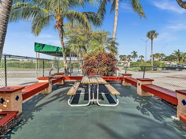 Building Photo - 6570 Royal Palm Blvd
