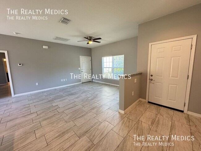 Building Photo - 2570 SE Rayburn Ave