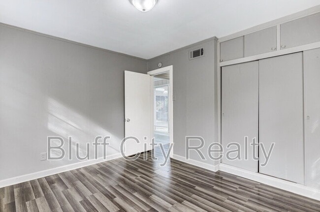 Building Photo - 716 Loeb St