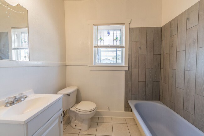 Building Photo - 631 E Ashby Pl