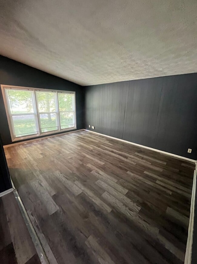 Building Photo - Section 8 Welcomed! Beautifully Renovated ...