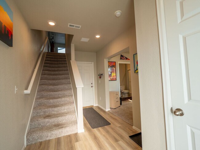 Building Photo - Astonishing 3 Bed/3.5 Bath Tri Level Townhome.   Must see to believe!!