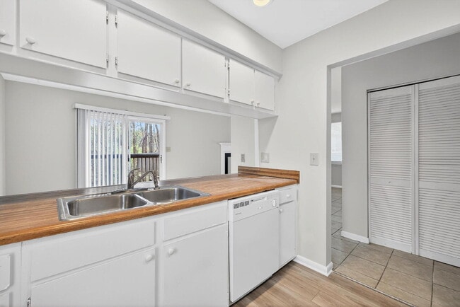 Building Photo - 5367 Wayne St