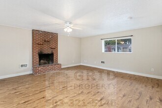 Building Photo - 3+ Bedroom House w/ Large Backyard - South...