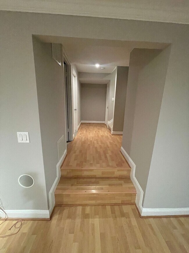 Building Photo - Newly Renovated 3 Level Townhome!