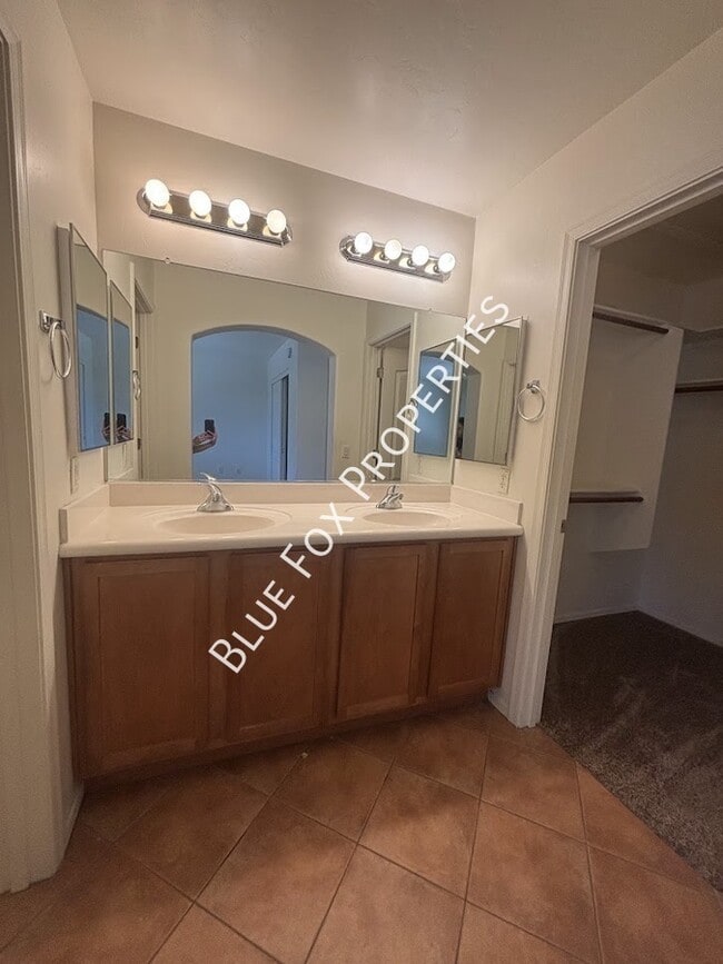 Building Photo - 270 E Shore Cliff Pl