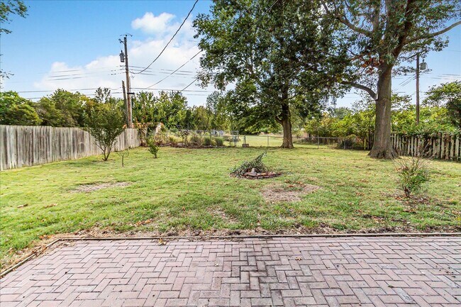 Building Photo - 318 Goodrich Dr