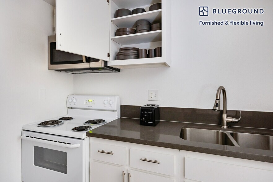 Building Photo - 747 Gayley Ave