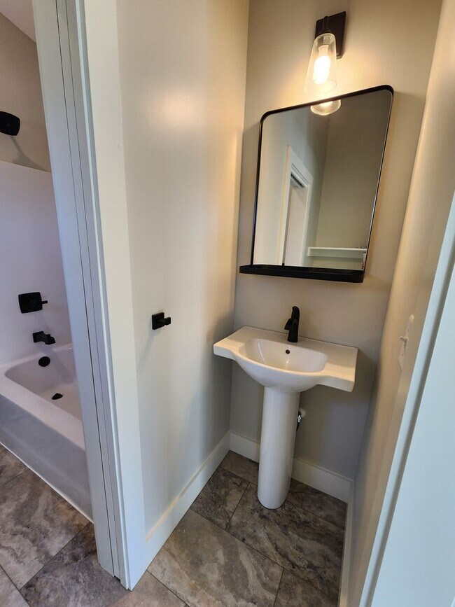 Building Photo - ***6 Month Lease***East Asheville Rental